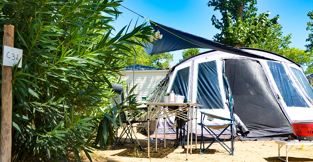 grand emplacement ombragé pour tente et voiture dans un camping calme avec piscine