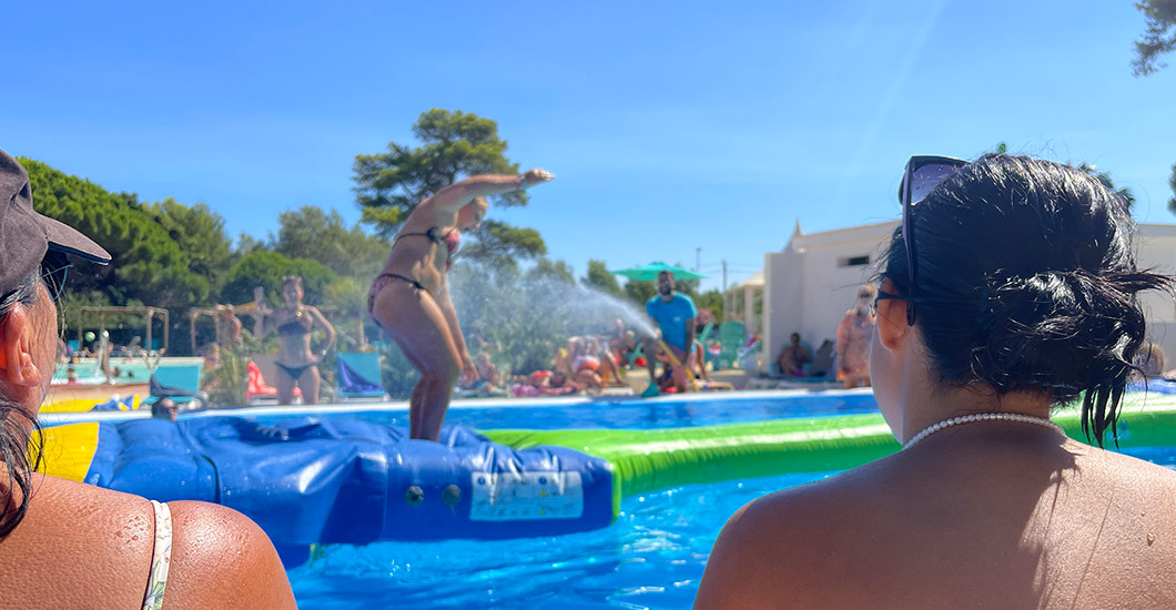 Ninja Warrior activiteit rond het zwembad voor tieners, kinderen en volwassenen 
