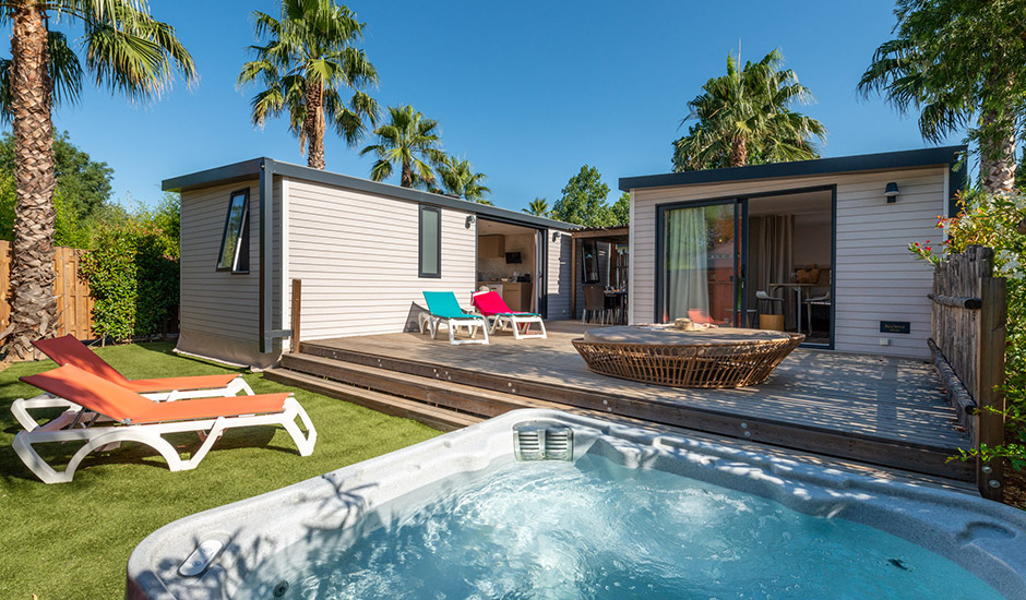 Book your stay in a mobile home with jacuzzi in Vias Plage