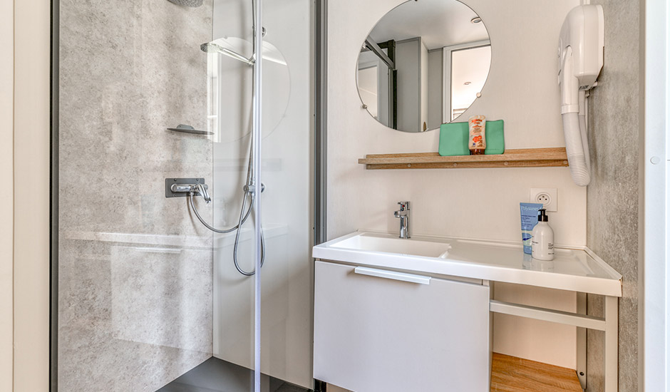 Modernes Badezimmer mit begehbarer Dusche angrenzend an das Elternschlafzimmer 