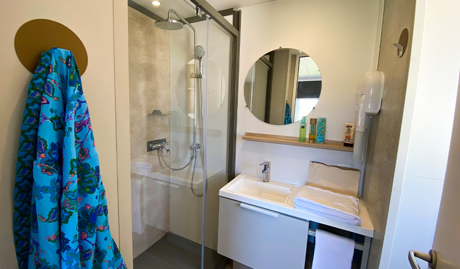 Mobilheim mit modernem Badezimmer und begehbarer Dusche