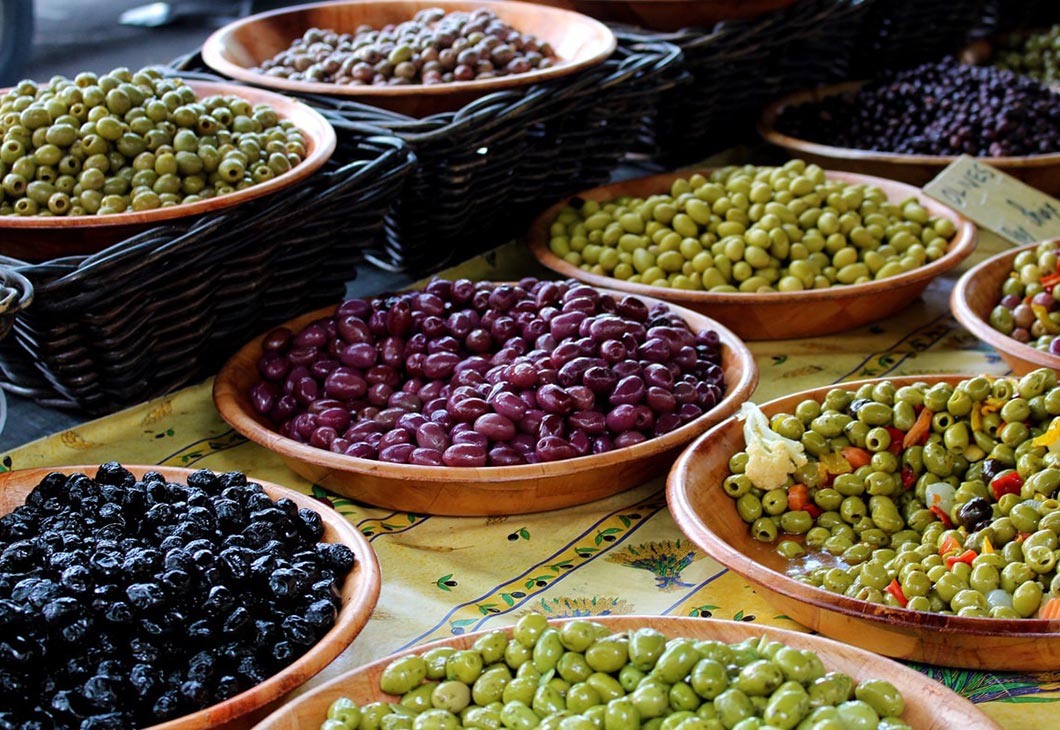 Traditionelle Märkte für grüne und schwarze Oliven Südfrankreich
